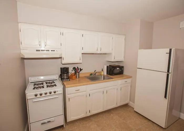 Apartment Hip & Cozy To Explore The Or Catch A Game