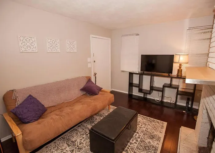 Hip & Cozy To Explore The Or Catch A Game Apartment