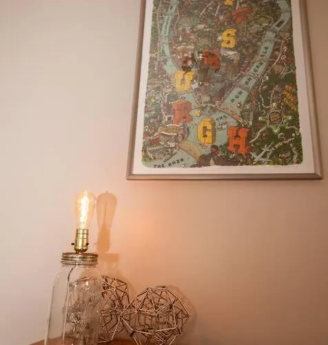 Apartment Hip & Cozy To Explore The Or Catch A Game *